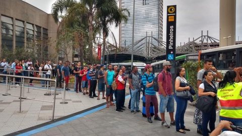 Interrupção na CPTM provoca filas na estação Pinheiros após viaduto ceder; há risco de desabamento sobre trilhos