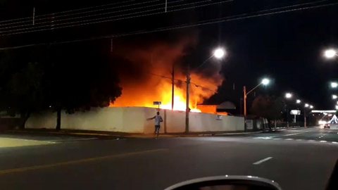 Três ônibus pegam fogo durante incêndio no pátio da prefeitura de Andradina