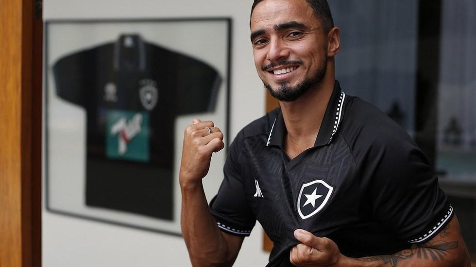 Botafogo vê número de sócios aumentar com chegada de Rafael e prevê ações com o lateral