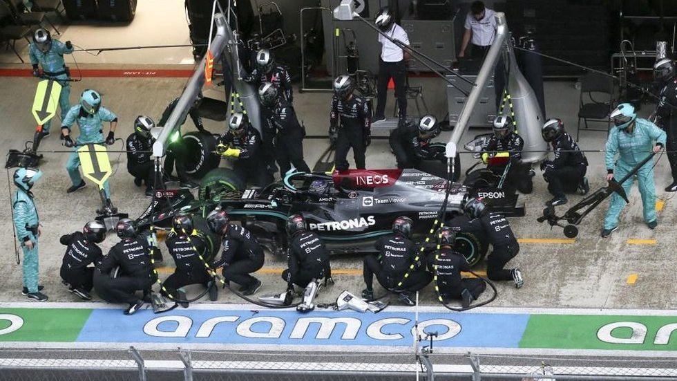 Mercedes revela insistência de estrategistas para Hamilton colocar pneus de chuva