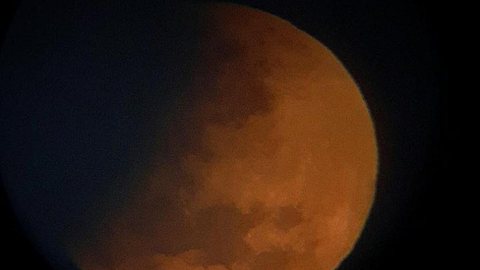 Veja FOTOS do eclipse lunar mais longo dos últimos 580 anos pelo mundo