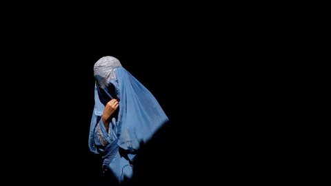Mulheres afegãs protestam contra uso da burca