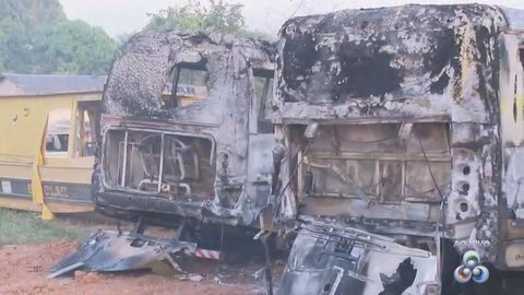 Três ônibus escolares são incendiados em Porto Acre em mais um dia de ataques criminosos no estado