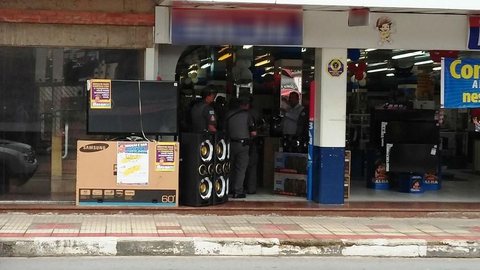 Dupla armada rouba 100 celulares de loja das Casas Bahia no Centro de São Roque