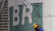 Bovespa cai mais de 5%; Petrobras despenca 20%