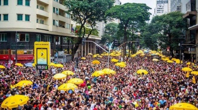 Com blocos de rua cancelados, sábado de carnaval em SP tem bares e festas particulares lotados; ingressos chegam a R$ 1.300