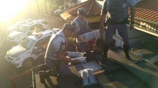 Polícia apreende tabletes de maconha escondidos em fundo falso de caminhão em Andradina