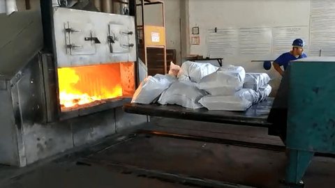 Polícia Federal incinera milhares de tabletes de maconha apreendidos em fundo falso de caminhão