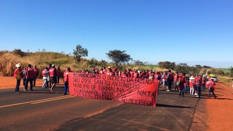 Grupo faz protesto em rodovia para reivindicar liberação de terras