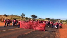 Grupo faz protesto em rodovia para reivindicar liberação de terras