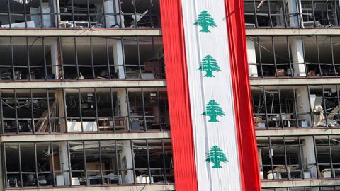 Socorristas vasculham destroços em Beirute após sinais de vida