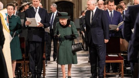 Elizabeth II comparece ao 1º compromisso público em meses após problemas de saúde