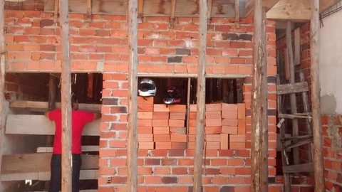 Casal constrói sozinho a casa própria em Sorocaba: ‘Comemos gelatina para economizar’