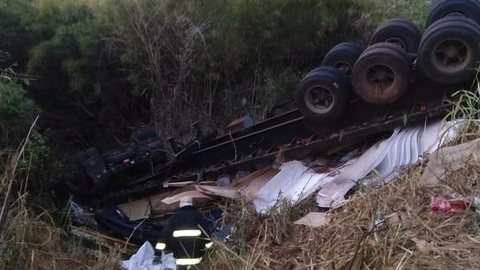 Após quase 24 horas, corpo de caminhoneiro é retirado das ferragens de veículo que caiu em córrego