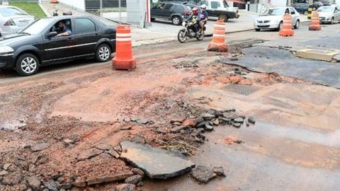 Asfalto cede e abre cratera em rua da Mooca, na Zona Leste de SP