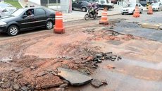 Asfalto cede e abre cratera em rua da Mooca, na Zona Leste de SP