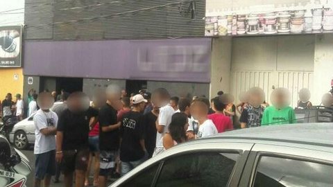 Policiais interrompem festa em boate após adolescentes jogarem garrafas em viatura