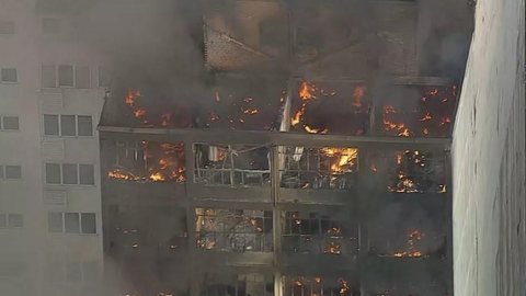 Imagem Incêndio atinge prédios comerciais no Centro de SP; bombeiros ficam feridos e área é interditada por risco de desabamento