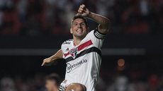 São Paulo goleia Athletico-PR e assume liderança do Brasileiro