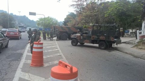 Forças Armadas e polícias do RJ cumprem 26 mandados de prisão em Niterói