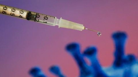 Rússia anuncia vacinação em massa contra o coronavírus para outubro
