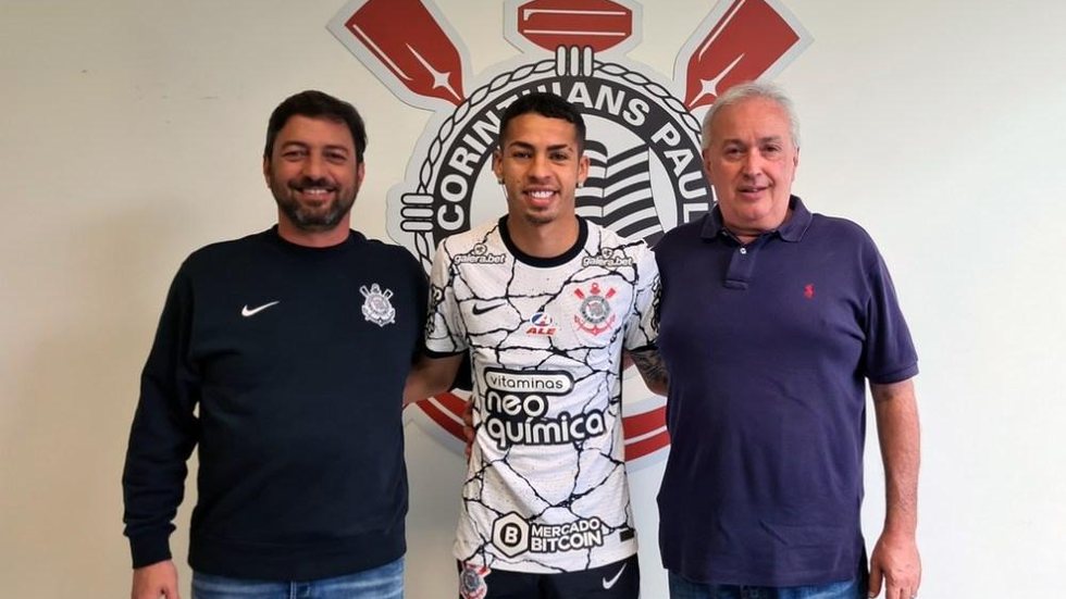 Corinthians anuncia renovação de contrato de Gabriel Pereira