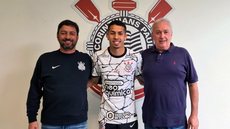 Corinthians anuncia renovação de contrato de Gabriel Pereira