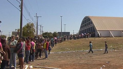 Inscrição para sorteio de casas populares tem fila de mais de 1,5 mil pessoas em Pereira Barreto