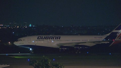 Com atraso de quase 5 h, segundo voo com médicos cubanos deixa Brasília com destino a Havana