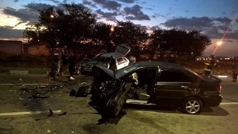 Carros batem de frente e motoristas ficam feridos em rodovia de Jundiaí