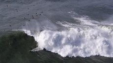 Costa da Califórnia é atingida por ondas gigantes