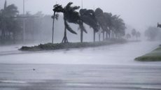 Furacão Irma é rebaixado para categoria 2; furacão José também perde força.