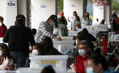 Urnas abrem no Chile para plebiscito histórico de nova Constituição