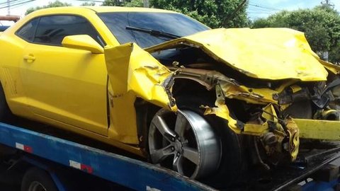 Motorista destrói Camaro após atropelar vacas em Penápolis