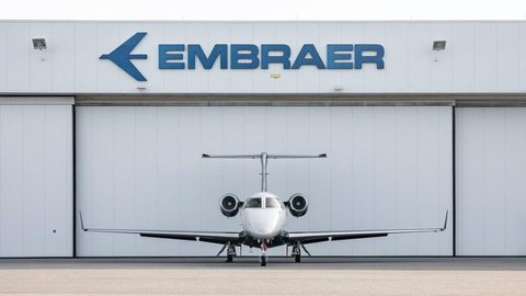 Ações da Embraer têm salto na bolsa com encomenda bilionária de empresa de Warren Buffett