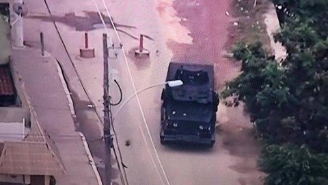 Polícia faz operação na Cidade de Deus e retira barricadas de ruas