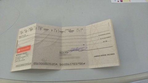 Jovem encontra cheque em branco assinado e usa redes sociais para achar o dono