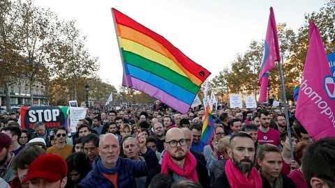 Milhares se reúnem em Paris após série de agressões homofóbicas