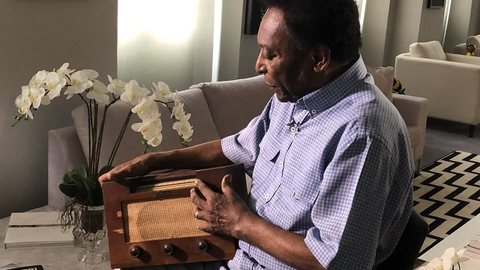 Pelé revisita objetos de sua história e fala sobre os craques do presente em entrevista ao Esporte Espetacular