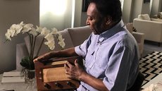 Pelé revisita objetos de sua história e fala sobre os craques do presente em entrevista ao Esporte Espetacular