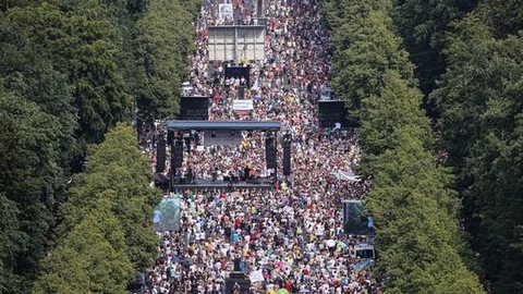 Em Berlim, milhares protestam contra restrições impostas pela Covid-19