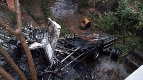 Caminhoneiro morre carbonizado após veículo cair de barranco na Marechal Rondon em Bauru