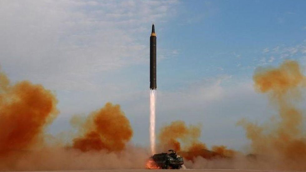 Coreia do Norte dispara mais dois mísseis para o mar