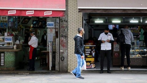 Capital paulista poderá abrir bares e restaurantes até as 22h amanhã