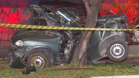 Motorista morre após perder controle do veículo e bater em árvore na Zona Leste de SP
