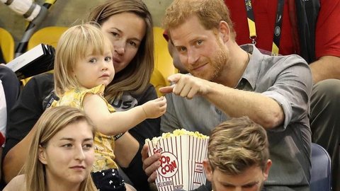 Príncipe Harry divide pipoca com garotinha durante jogo de vôlei no Canadá