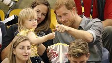 Príncipe Harry divide pipoca com garotinha durante jogo de vôlei no Canadá