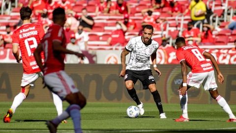 Análise: sob pressão, Sylvinho faz escolhas erradas no Corinthians, mas encontra bons ajustes