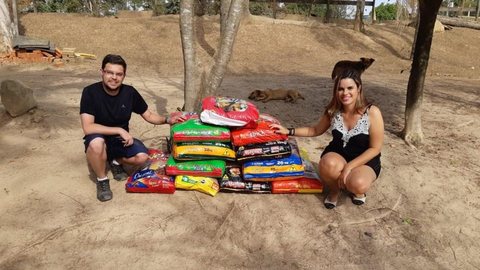 Noivos trocam presentes de casamento por doação de ração para cães no interior de SP