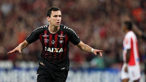 São Paulo sinaliza ao Athletico que tem interesse na contratação do atacante Pablo
